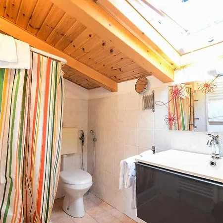 Sleeps 4 Air Con Wifi